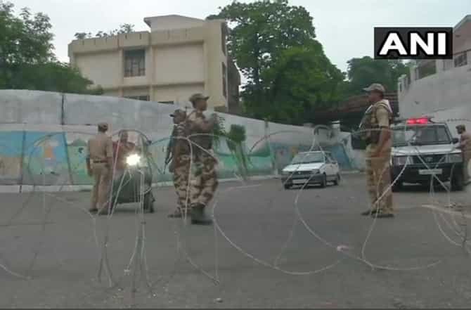 Jammu Kashmir | ओमर अब्दुल्ला, मेहबुबा मुफ्तींसह प्रमुख नेते स्थानबद्ध, श्रीनगरमध्ये जमावबंदी