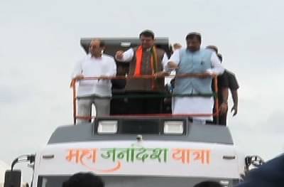 मुख्यमंत्र्यांच्या रथाचं चाक चिखलात रुतलं, गरागरा फिरलं, मुनगंटीवार-विखे खाली उतरले!