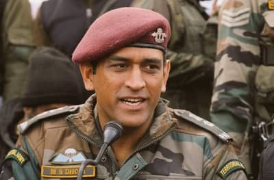 मॅच फिनिशर धोनी सध्या काश्मीरमध्ये आहे, Article 370 वर मजेदार मीम्स