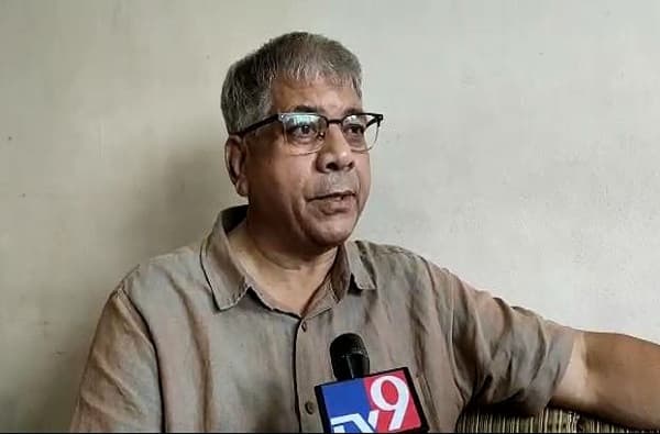 आदित्य ठाकरे यांचा राहुल गांधी होऊ नये यासाठी....., प्रकाश आंबेडकरांचा शिवसेनेला सल्ला