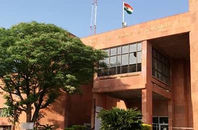 VIDEO : मोदी सरकारच्या निर्णयानंतर जम्मू काश्मीर हायकोर्टावर तिरंगा फडकला