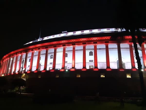 जम्मू काश्मीरमधील कलम 370 हटवण्याचा ऐतिहासिक निर्णय घेतल्यानंतर संसदेला आकर्षक रोषणाई करण्यात आली आहे.