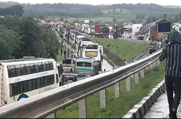 कोल्हापूर जिल्ह्यातील काही मार्ग वाहतुकीसाठी सुरु, पुणे-बंगळुरु महामार्ग अद्यापही बंद