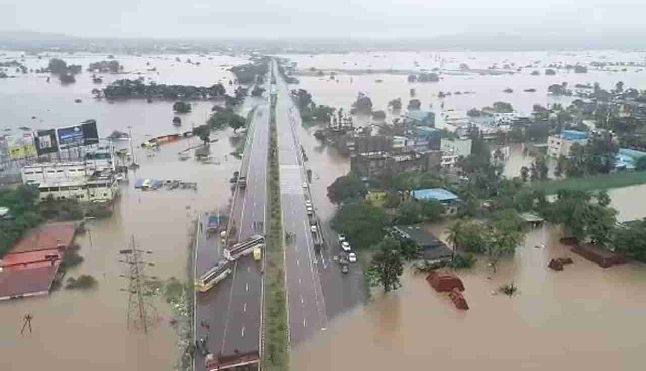 Kolhapur Flood : छातीपर्यंत पाणी, 51 हजार नागरिकांचं स्थलांतर, आर्मी, नेव्ही कोल्हापुरात