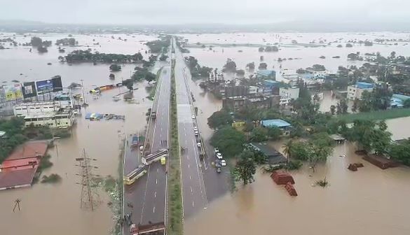 Kolhapur Flood : छातीपर्यंत पाणी, 51 हजार नागरिकांचं स्थलांतर, आर्मी, नेव्ही कोल्हापुरात