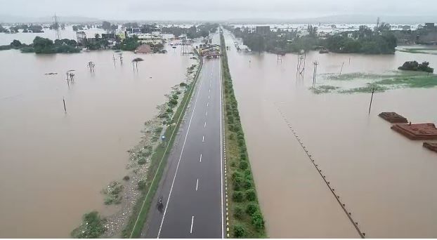 Kolhapur Flood | 2 लाख घरात वीज नाही, मोबाईल नेटवर्क गायब, हवाईमार्गे इंधन पुरवठ्याची तयारी