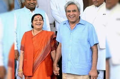 आणीबाणीच्या काळात प्रेम, कुटुंबाचा विरोध असतानाही विवाह, सुषमा स्वराज यांची अनोखी लव्हस्टोरी