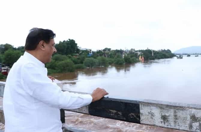 Flood | गिरीश महाजन पळवा-पळवी करतील की पुराची पाहणी? पृथ्वीराज चव्हाणांचा टोला