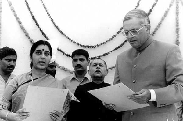 12 ऑक्टोबर 1998 मध्ये दिल्लीच्या पहिल्या महिला मुख्यमंत्री म्हणून शपथ घेताना सुषमा स्वराज