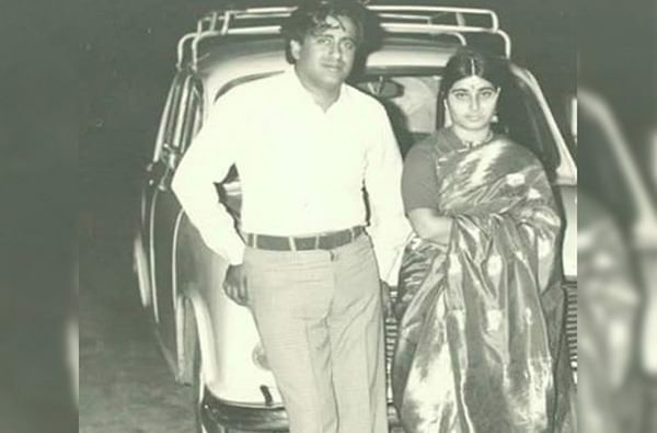 पंजाबच्या चंदीगड विद्यापीठाच्या लॉ विभागात सुषमा स्वराज आणि स्वराज कौशल वकीलीचे शिक्षण घेत होते. त्यानंतर त्यांच्या भेटीगाठी वाढत गेल्या आणि 13 जुलै 1975 ला त्यांचा विवाह झाला.