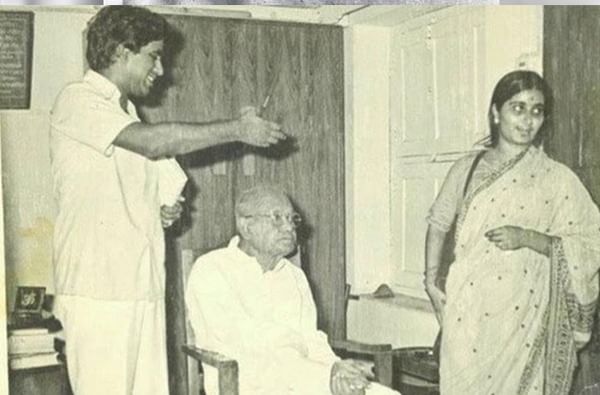 जे. पी. नारायण यांच्यासोबत त्यांच्या पाटणा येथील घरात सुषमा स्वराज आणि स्वराज कौशल