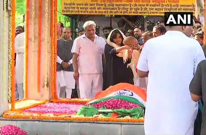 माजी परराष्ट्र मंत्री सुषमा स्वराज यांच्यावर शासकीय इतमामात अंत्यसंस्कार