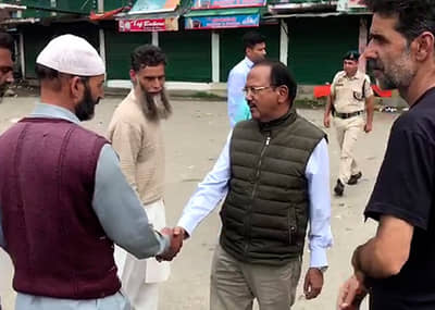 काश्मिरींमध्ये विश्वास निर्माण करण्यासाठी चाणक्य स्वतः रस्त्यावर