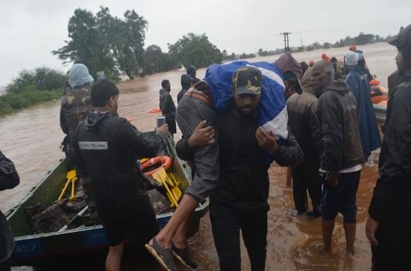 Kolhapur Flood Live : कोल्हापूर-सांगली अद्याप पाण्यात, इंधनाचा तुटवडा, मुख्यमंत्री पाहणी करणार