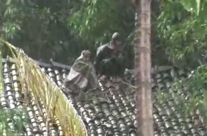 बेळगाव सीमाप्रश्नाचा फटका वृद्ध जोडप्याला? 3 दिवसांपासून जीव मुठीत घेऊन घराच्या छतावर