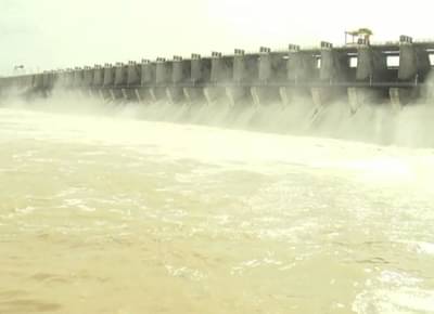 अलमट्टीतून पाणी सोडल्याने 17 गावं विस्थापित, पुराचा आरोप महाराष्ट्रावर