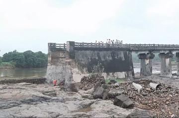 तुटलेल्या पुलाला लोखंडी शिडीचा आधार, नागरिकांचा दररोज जीवघेणा प्रवास