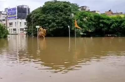 सांगलीत आयर्विन पुलावर 150 जण अडकले, पाणीपातळी 57 फुटांवर पोहचल्याने भीती