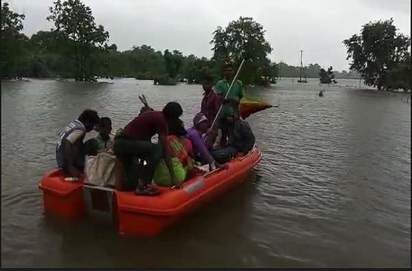 बारवी धरणाजवळ कोळे गावाला बेटाचं स्वरुप, गावकऱ्यांना बोट प्रवासाशिवाय पर्याय नाही