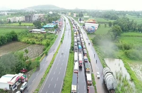 बंगळुरु हायवेवर 16 ते 18 हजार वाहनं अडकून, चालकांच्या खाण्याचे हाल