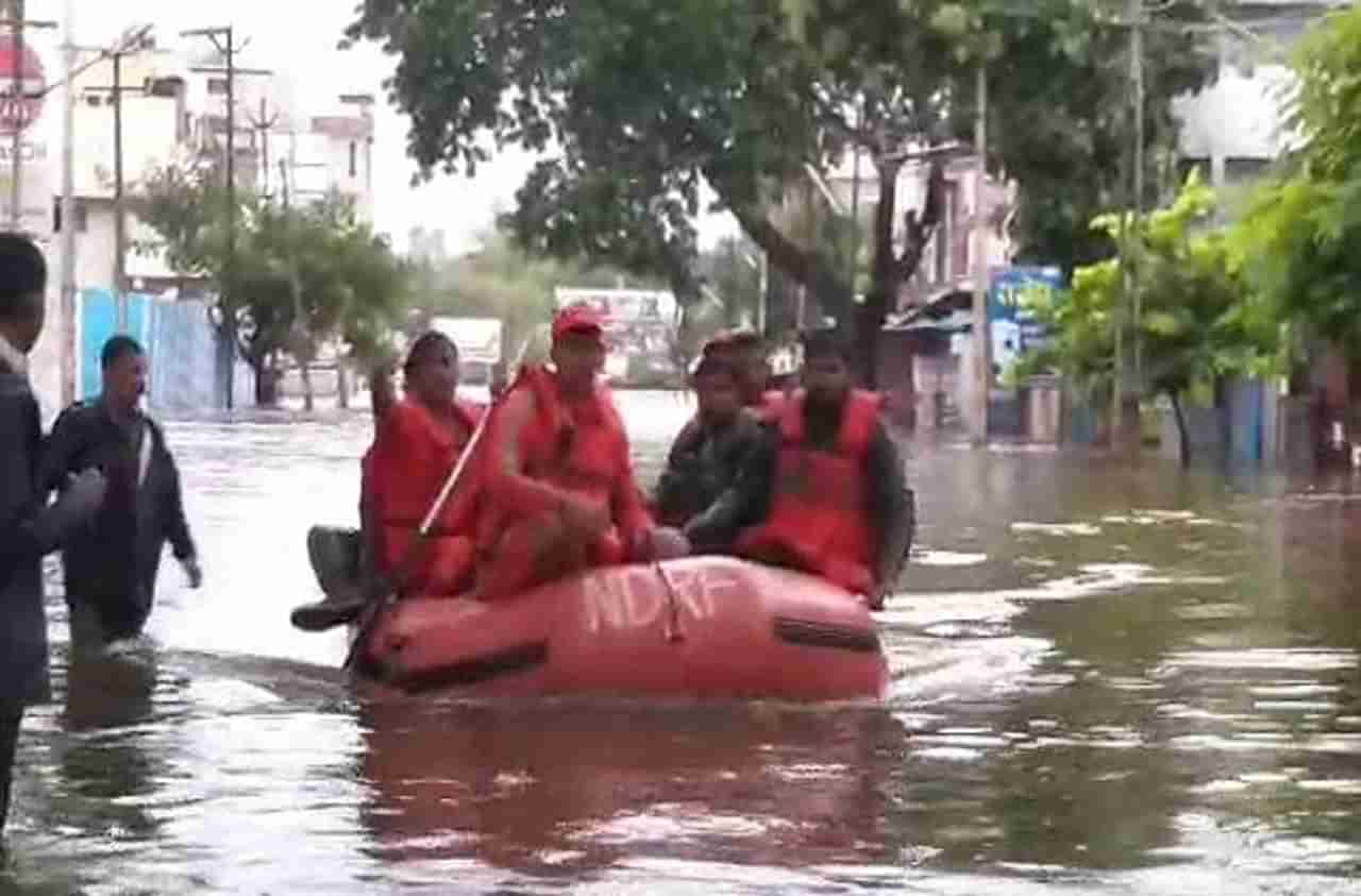 सांगलीत सैनिकांची बोट पलटी, एनडीआरएफच्या जवानांनी सर्वांना वाचवलं