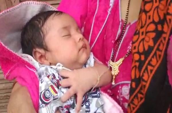 तीन दिवसांपासून पुरात अडलेल्या महिनाभराच्या बाळाला वाचवण्यात एनडीआरएफला यश