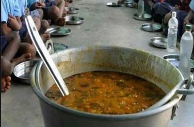 शिजणाऱ्या पोषण आहारात पडून 6 वर्षांच्या विद्यार्थीनीचा मृत्यू