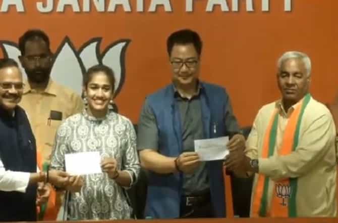 कुस्तीपटू महावीर फोगाटांचा मुलगी बबितासह भाजपमध्ये प्रवेश