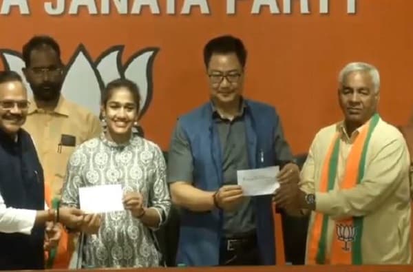 कुस्तीपटू महावीर फोगाटांचा मुलगी बबितासह भाजपमध्ये प्रवेश