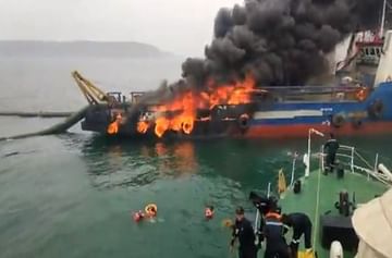 विशाखपट्टणममध्ये कोस्टगार्डच्या बोटीला आग, जीव वाचवण्यासाठी क्रू मेंबर्सच्या समुद्रात उड्या