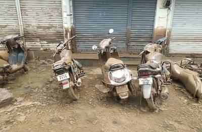 पुरात बुडालेल्या शहराची दाहकता हळूहळू समोर, रस्त्यावरील गाड्या चिखलाने माखल्या, अनेक वाहने सडली