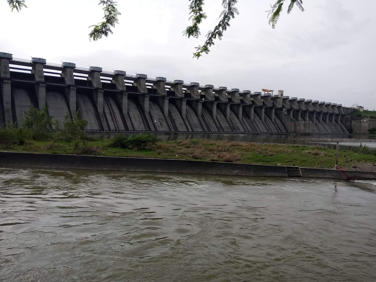 हे धरण एकदा पूर्ण भरलं तर दोन वर्षाच्या शेतीच्या पाण्याची आणि 4 वर्षांच्या पिण्याची पाण्याची सोय होते. म्हणून या धरणाला मराठवाड्याचा छोटा समुद्र समजला जातो.