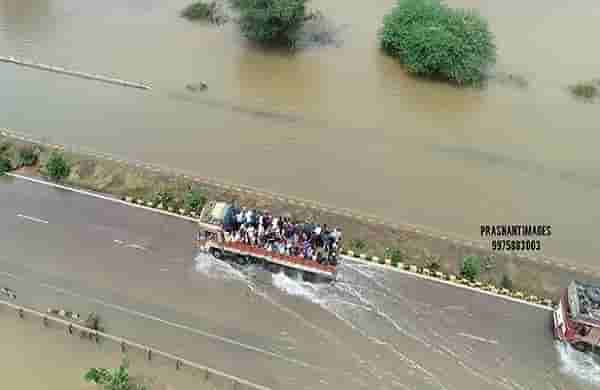 पूरग्रस्त भागात 30 हजार रुपये प्रति जनावर, गोठ्यासाठी 2100 रुपये मिळणार