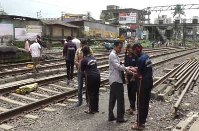 रुळ ओलांडणाऱ्या प्रवाशांना राखी, बदलापूरच्या विद्यार्थ्यांचं अनोखं रक्षाबंधन