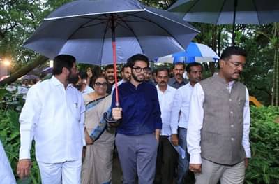 आदित्य ठाकरेंचं ठाण्यातल्या खड्ड्यांनी स्वागत, नंतर ट्राफिकचा वैताग