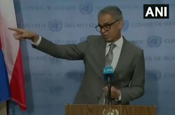 UNSC : सय्यद अकबरुद्दीन पाक पत्रकाराच्या जवळ गेले, शिमला करार सांगितला