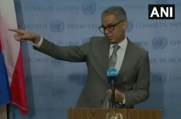 UNSC : सय्यद अकबरुद्दीन पाक पत्रकाराच्या जवळ गेले, शिमला करार सांगितला UNSC : सय्यद अकबरुद्दीन पाक पत्रकाराच्या जवळ गेले, शिमला करार सांगितला