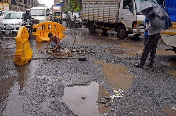 मुंबईच्या रस्त्यावरचा खड्डा भलताच महाग, एक खड्डा बुजवण्यासाठी 17 हजार 693 रुपयांचा खर्च