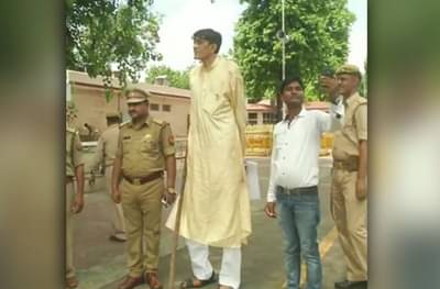 देशातील सर्वात उंच व्यक्तीची योगी आदित्यनाथ यांच्याकडे मदतीची मागणी, उपचारासाठी 8 लाख मागितले