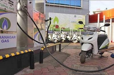 मुंबईतील सीएनजी स्टेशनवरील पुरवठा पूर्वपदावर, वाहनांच्या रांगा ओसरल्या