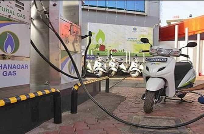 मुंबईतील सीएनजी स्टेशनवरील पुरवठा पूर्वपदावर, वाहनांच्या रांगा ओसरल्या