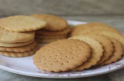 कार-स्कूटर सोडा, पाच रुपयांचा बिस्कीटचा पुडा घेतानाही ग्राहकांची चलबिचल