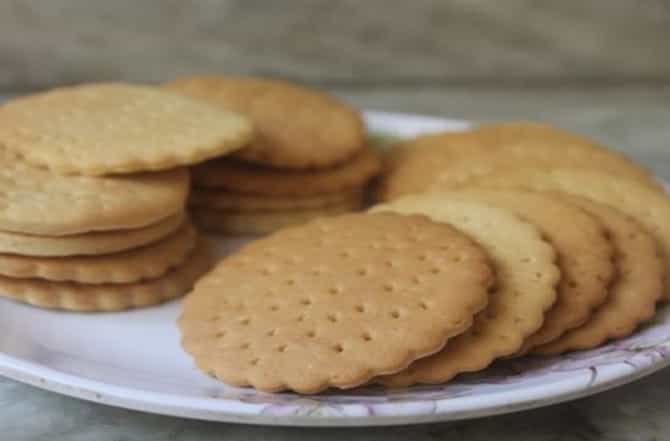 कार-स्कूटर सोडा, पाच रुपयांचा बिस्कीटचा पुडा घेतानाही ग्राहकांची चलबिचल