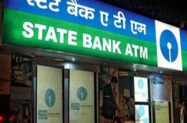 SBI कडून ग्राहकांसाठी खुशखबर, कोणत्याही एटीएममधून कितीही वेळा पैसे काढा