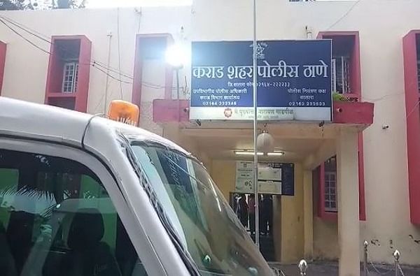 कराडमध्ये मध्यरात्री गोळीबार, 24 वर्षीय तरुणावर घरात घुसून 6 ते 7 गोळ्या झाडल्या कराडमध्ये मध्यरात्री गोळीबार, 24 वर्षीय तरुणावर घरात घुसून 6 ते 7 गोळ्या झाडल्या