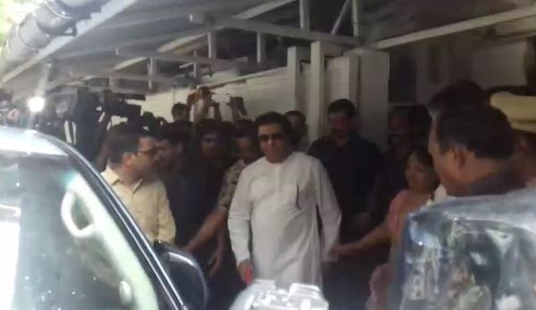 Raj Thackeray | आईच्या डोळ्यात अश्रू, हात धरुन राज ठाकरेंना गाडीपर्यंत सोडलं
