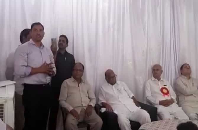 शरद पवार स्वीय सहायक्कांना कविता सादर करायला सांगतात तेव्हा...