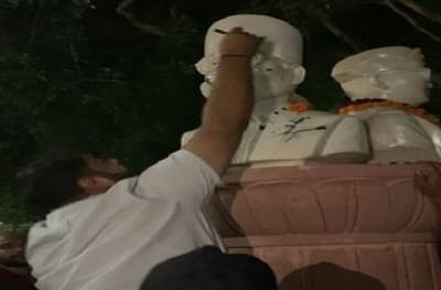 स्वातंत्र्यवीर सावरकरांच्या पुतळ्याची विटंबना