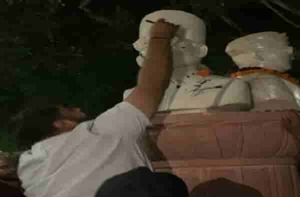 स्वातंत्र्यवीर सावरकरांच्या पुतळ्याची विटंबना