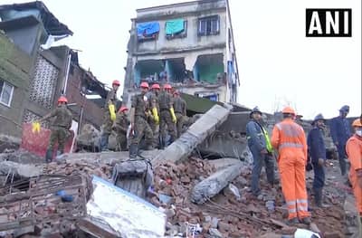 भिवंडीत चारमजली इमारत कोसळली, दोघांचा मृत्यू, पाच-सहा जण अडकल्याची भीती